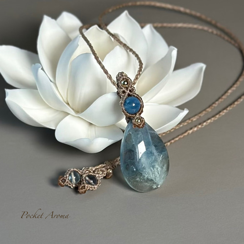 裸夢』フェザーインブルーフローライトとアクアマリンのマクラメ