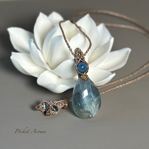 裸夢』フェザーインブルーフローライトとアクアマリンのマクラメ