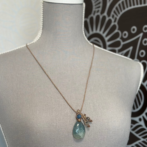 裸夢』フェザーインブルーフローライトとアクアマリンのマクラメ