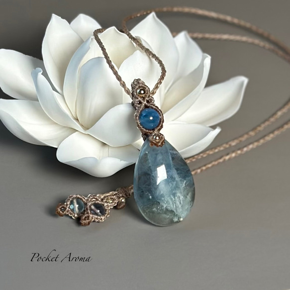 裸夢』フェザーインブルーフローライトとアクアマリンのマクラメ