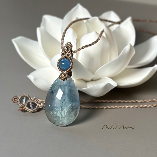 裸夢』フェザーインブルーフローライトとアクアマリンのマクラメ