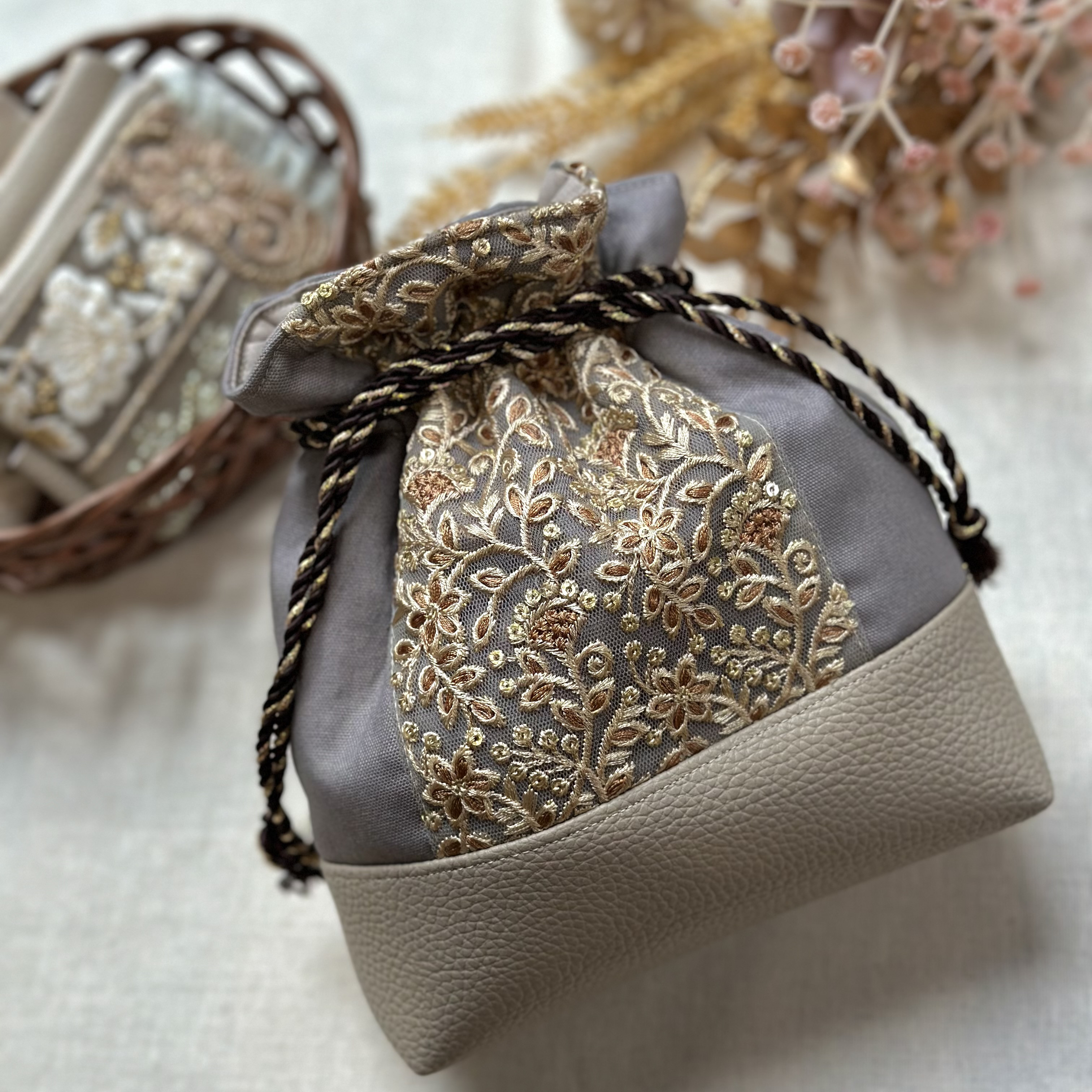 刺繍デザインの巾着袋　インド刺繍生地　巾着バッグ　巾着袋　ハンドメイド インド刺繍生地 巾着バッグ 巾着袋 ハンドメイド ショルダー