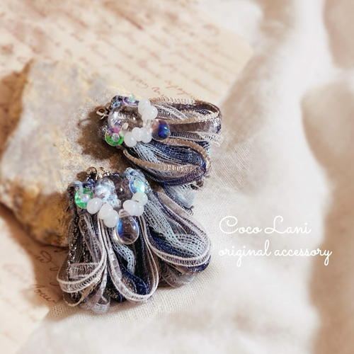 ビーズ刺繍 クリア オーロラ ブルー ループ フリンジ ✿ ピアス 