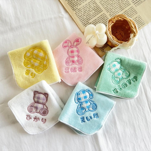 お座りアップリケ〗イニシャル タオルハンカチ 刺繍 名入れ ギフト