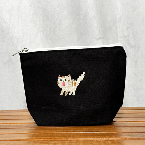送料無料】驚き猫ワンポイント刺繍のファスナー付きキャンバス