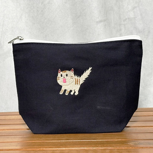 送料無料】驚き猫ワンポイント刺繍のファスナー付きキャンバス