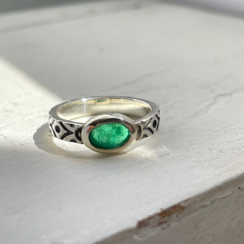 ☆レトロモダン☆ エメラルドリング サイズ約8号 SILVER950 〈送料無料