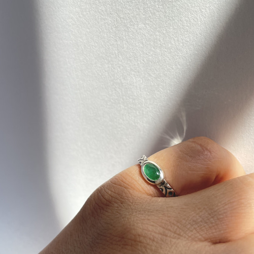 ☆レトロモダン☆ エメラルドリング サイズ約8号 SILVER950 〈送料無料