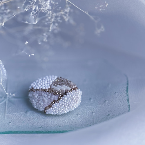 フランスヴィンテージビーズ刺繍のブローチ/white ブローチ