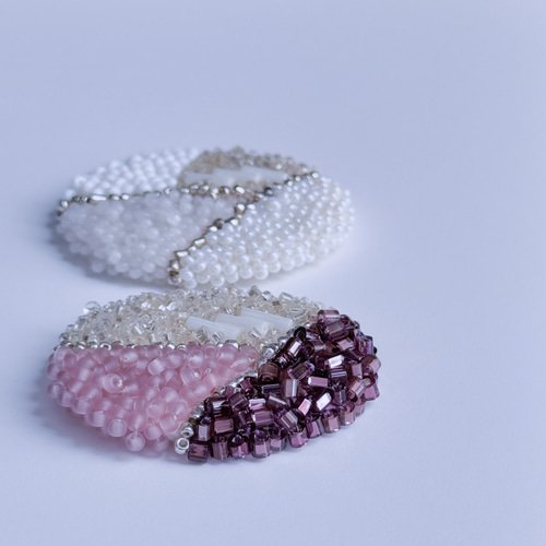 フランスヴィンテージビーズ刺繍のブローチ/purple ブローチ