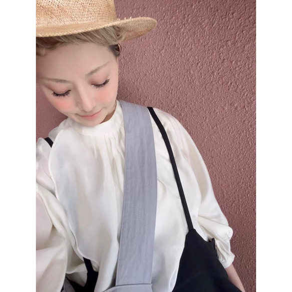 RATA❤️設計和肩帶是雙向的❣️復古金色❤️適合成人的酷炫大包❤️淺灰色❤️ 第4張的照片