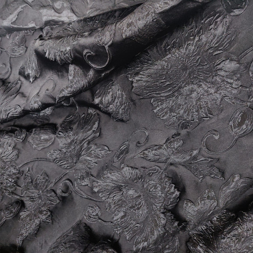 上品 金黒です花柄 ジャカード織りの生地 ☆生地幅約155cm×長さ50cm