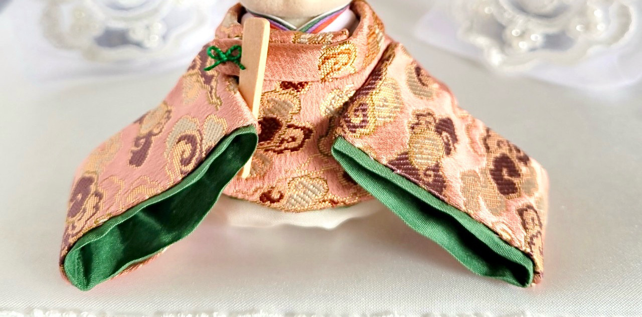 757　ひなまつり 小さなお着物〈若君〉《西陣織》珊瑚色地に雲文様緑青襲【新襟仕様】