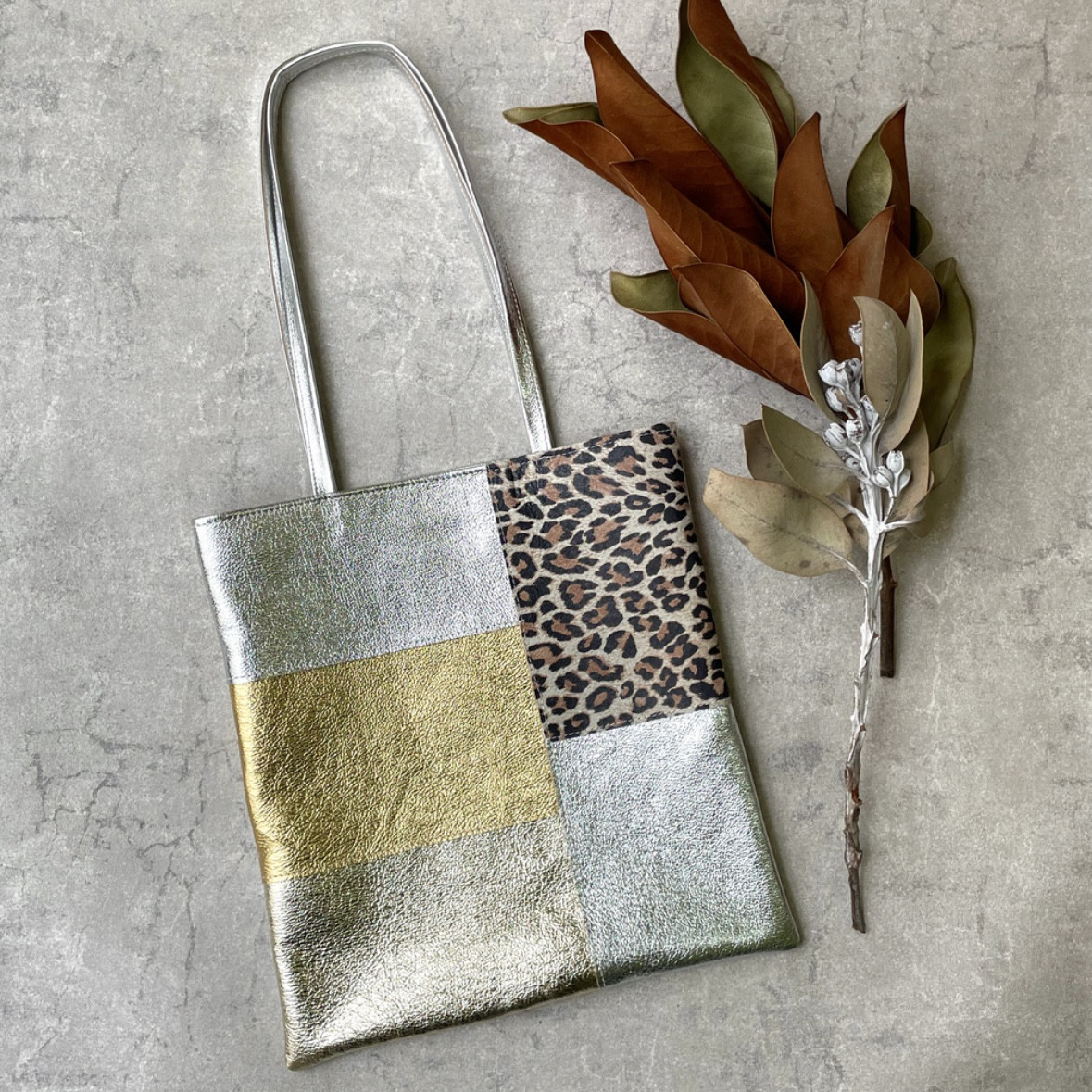 ピッグスキンのフラットバッグ　レオパード柄白