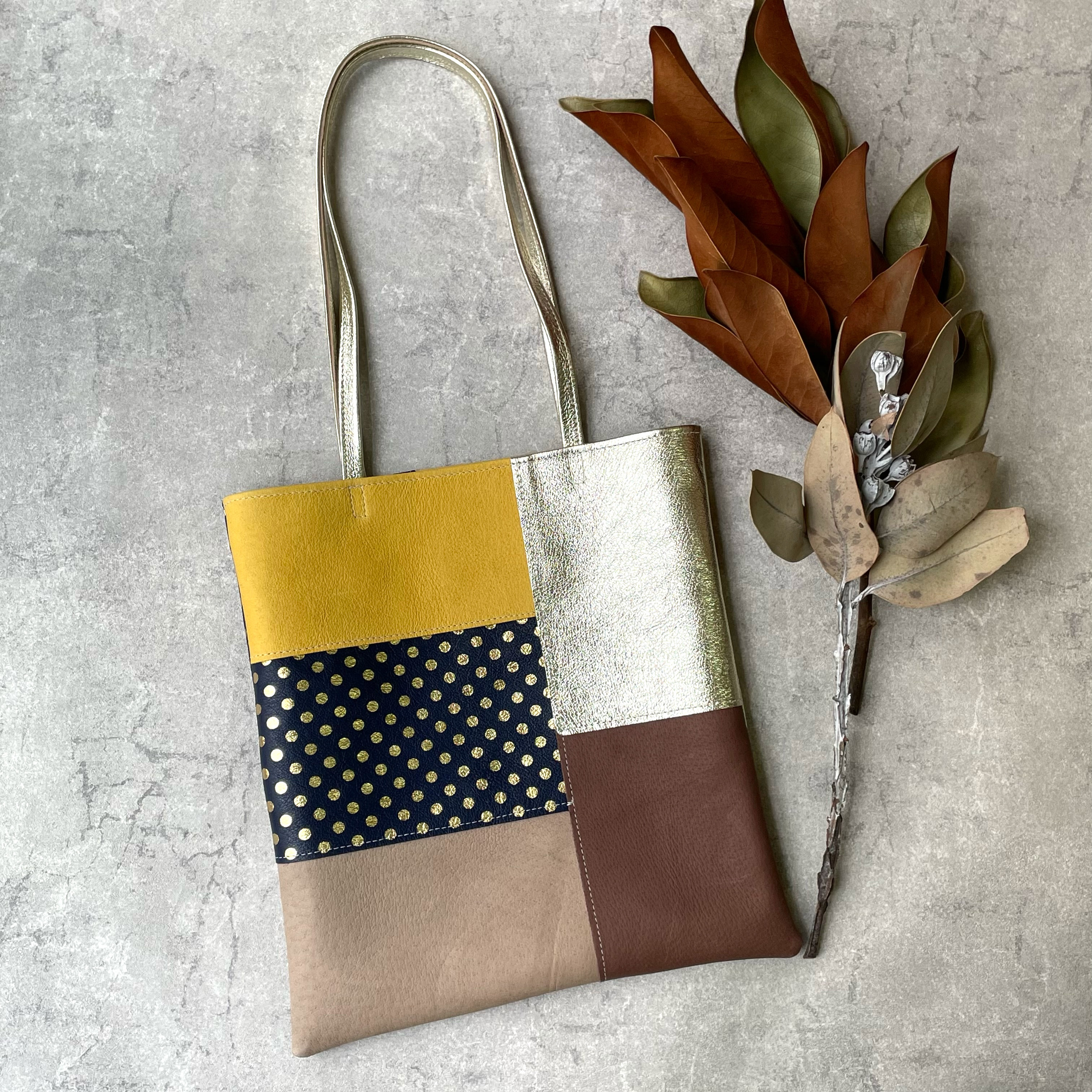 ピッグスキンのフラットバッグ　みずたまネイビー