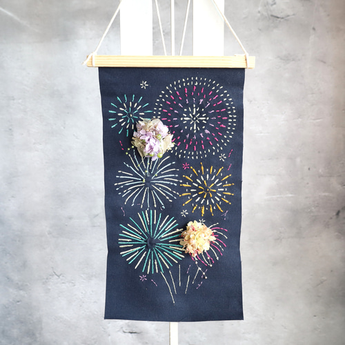 夏の夜空に咲くあじさいの花 フラワー＆花火タペストリーNo.100