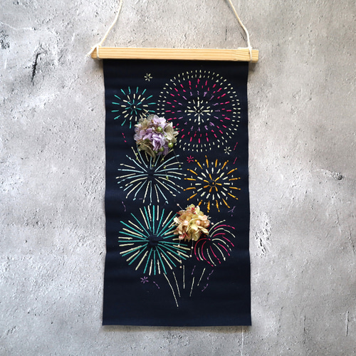 夏の夜空に咲くあじさいの花 フラワー＆花火タペストリーNo.100