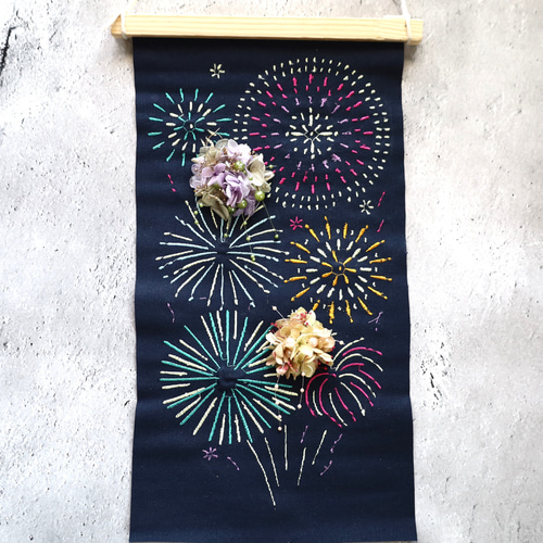 夏の夜空に咲くあじさいの花 フラワー＆花火タペストリーNo.100