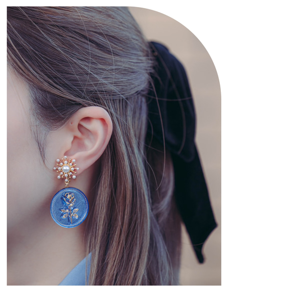 「 Amulet -  pearl -」イヤリング/ピアス *チェコガラスボタン・ 薔薇・バラ・パール・花・大ぶり* 2枚目の画像