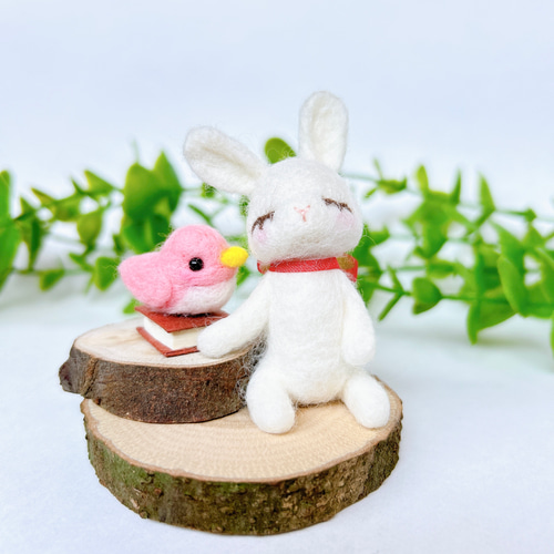 本好きうさぎのうとうと居眠り 小鳥と一緒♪ 羊毛フェルト置物 羊毛