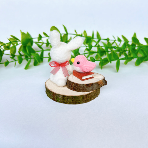 本好きうさぎのうとうと居眠り 小鳥と一緒♪ 羊毛フェルト置物 羊毛