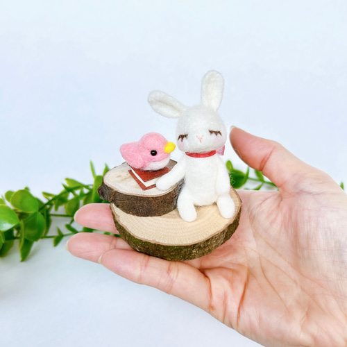 好評 本好きうさぎのうとうと居眠り 羊毛フェルト置物 小鳥と一緒♪ 羊毛フェルト