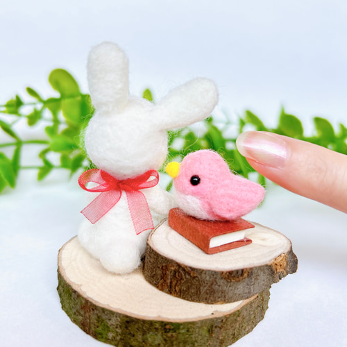 本好きうさぎのうとうと居眠り 小鳥と一緒♪ 羊毛フェルト置物 羊毛