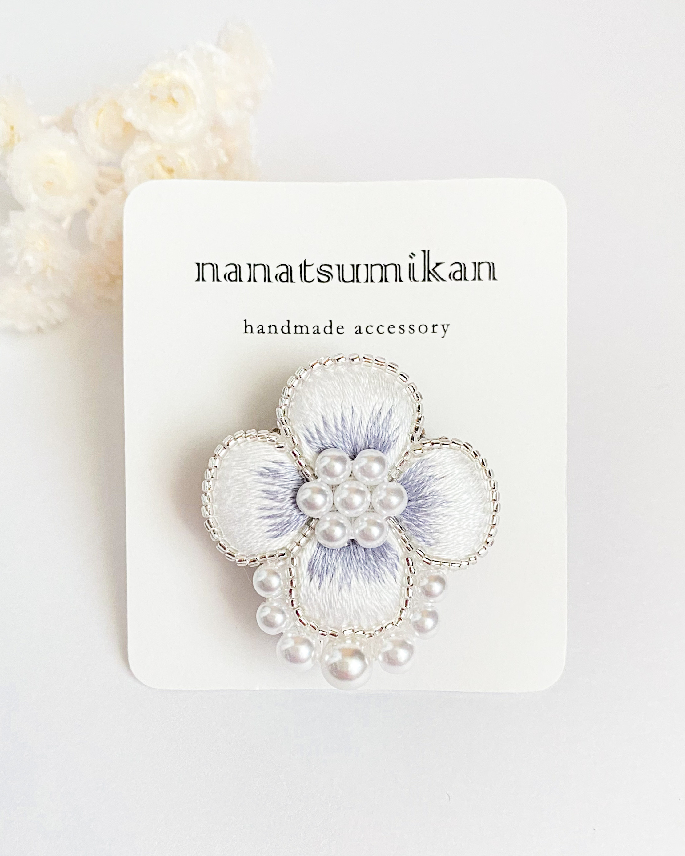 ホワイトお花刺繍のブローチ ブローチ nanatsumikan 通販