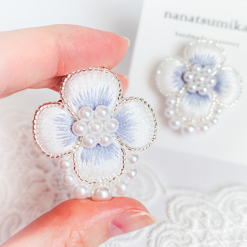 ホワイトお花刺繍のブローチ ブローチ nanatsumikan 通販