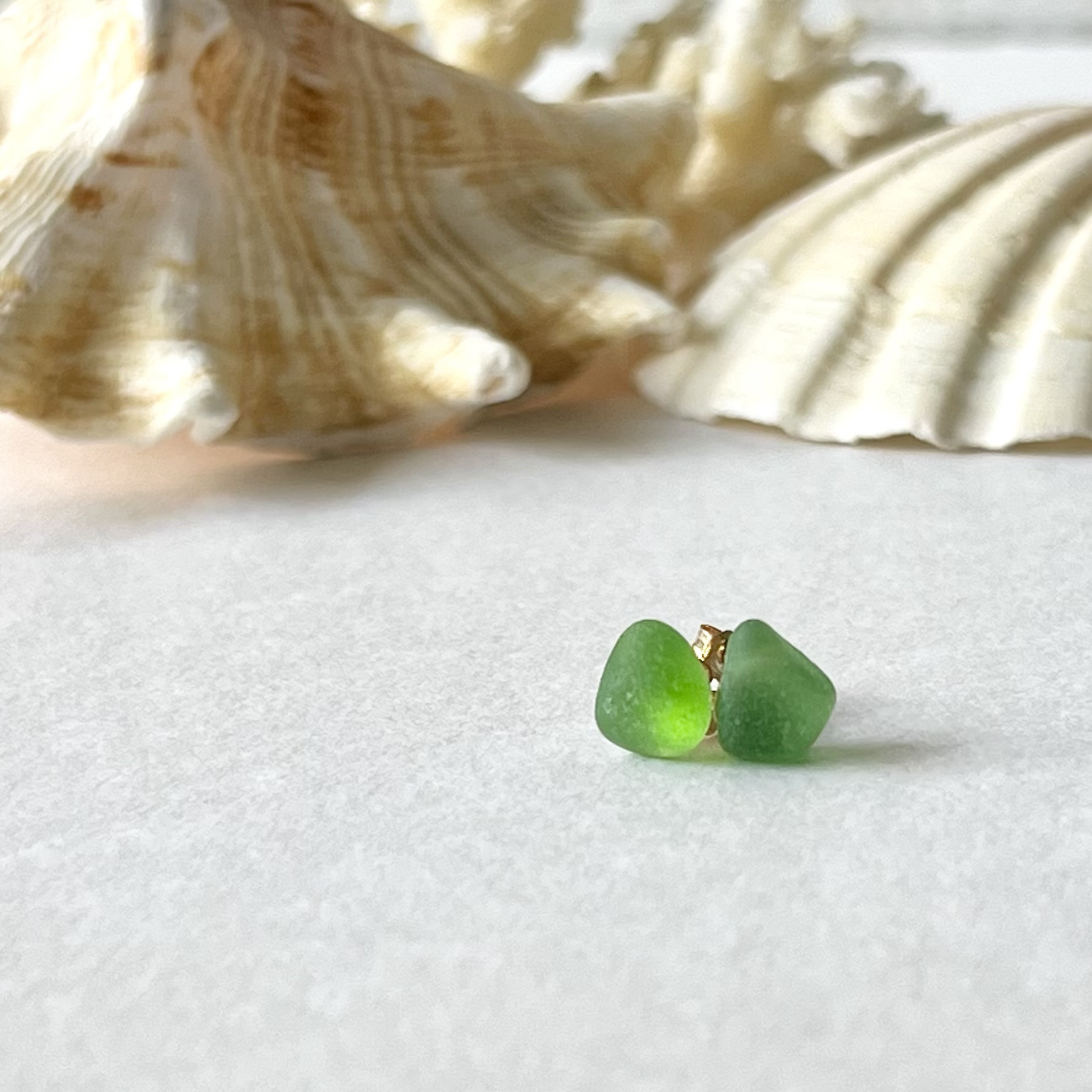 《14kgf》小さなグリーンシーグラスのスタッズピアス