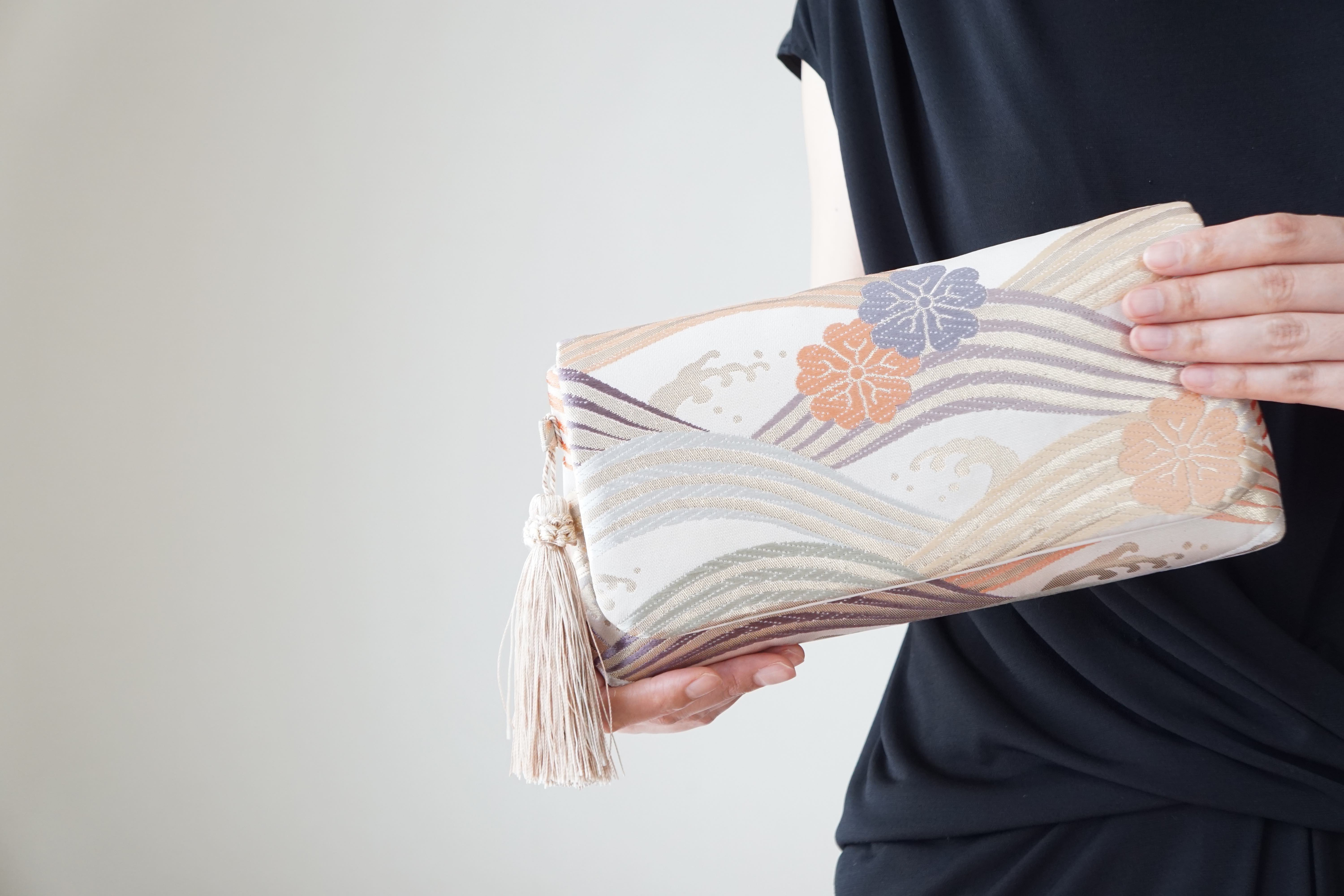 【桜　荒波青海波模様　シルク帯リメイク 2Wayクラッチ＆ハンドバッグ】結婚式、パーティー、入学式、卒業式にも