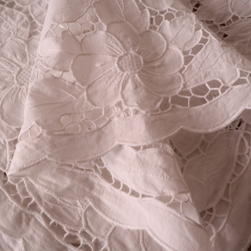 ドイツのヴィンテージ/素敵なカットワーク刺繍 テーブルクロス