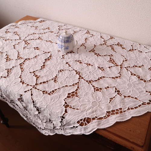 ドイツのヴィンテージ/素敵なカットワーク刺繍 テーブルクロス
