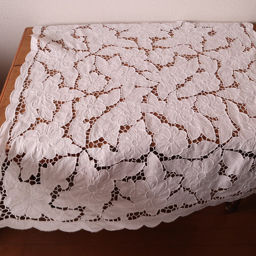 ドイツのヴィンテージ/素敵なカットワーク刺繍 テーブルクロス