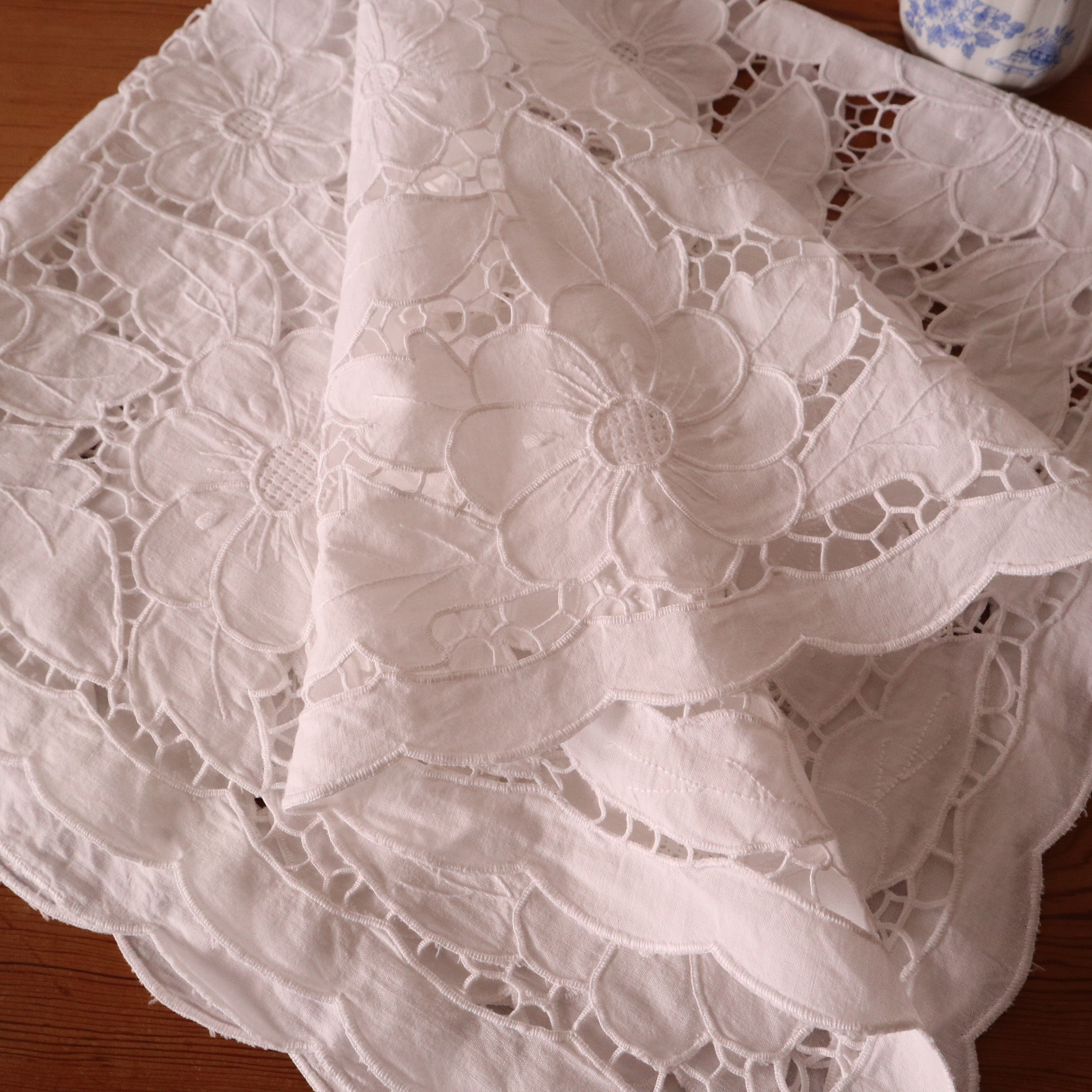 上質な素材と作り、カットワークも美しい本場ドイツのクリスマス