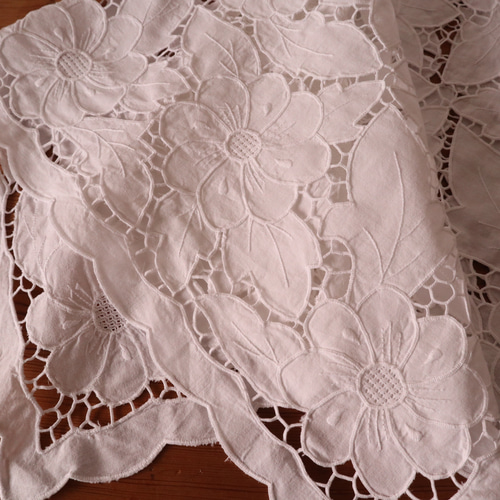 刺繍入りカットワ−クレ−スホワイトテーブルクロスビンテージ ドイツのヴィンテージ/素敵なカットワーク刺繍 テーブルクロス