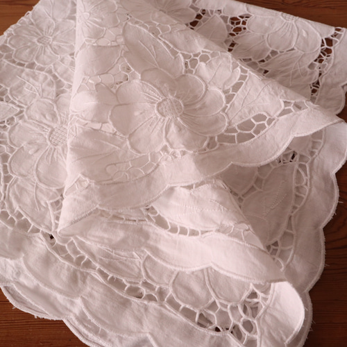 ドイツのヴィンテージ/素敵なカットワーク刺繍 テーブルクロス