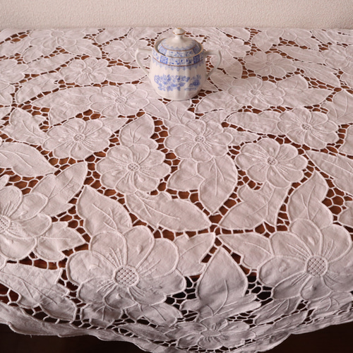 ドイツのヴィンテージ/素敵なカットワーク刺繍 テーブルクロス