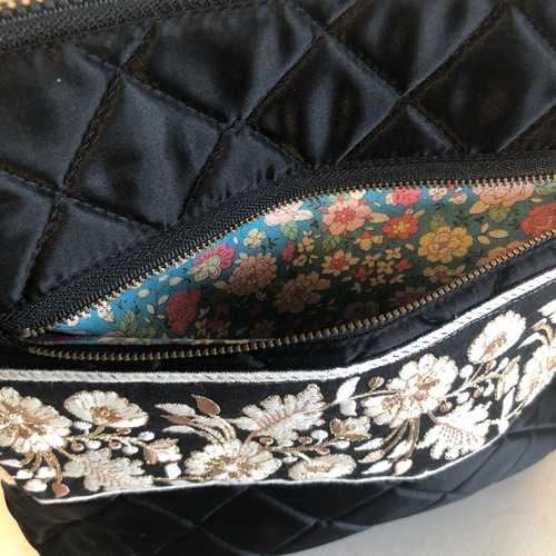 軽いショルダーバック 黒系サテンキルト Ⅱ ショルダーバッグ tumugi  