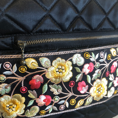 軽いショルダーバック 黒系サテンキルト Ⅲ ショルダーバッグ tumugi  