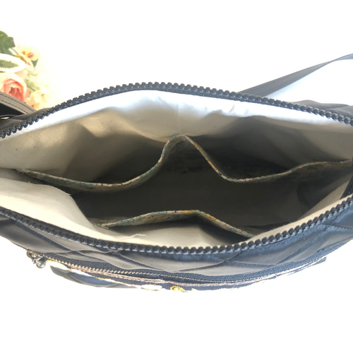 軽いショルダーバック 黒系サテンキルト Ⅲ ショルダーバッグ tumugi  