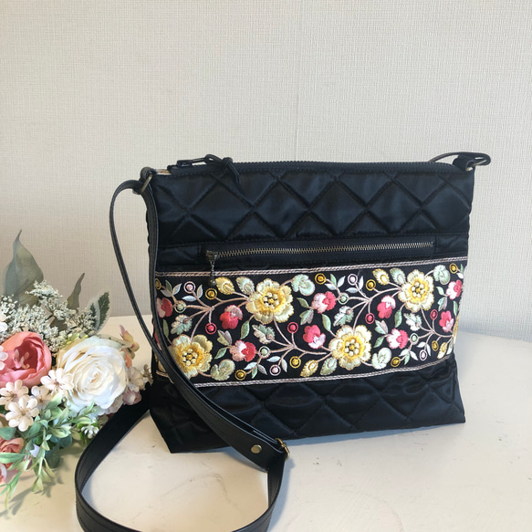 軽いショルダーバック 黒系サテンキルト Ⅲ ショルダーバッグ tumugi  