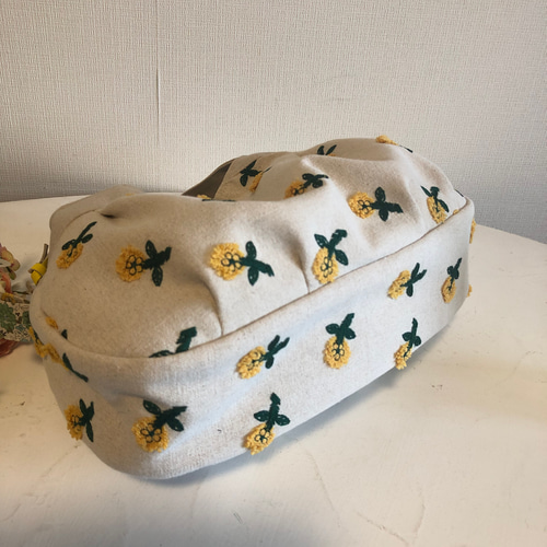 ラウンドバック 小花刺繍 あおりタイプ トートバッグ tumugi 通販  