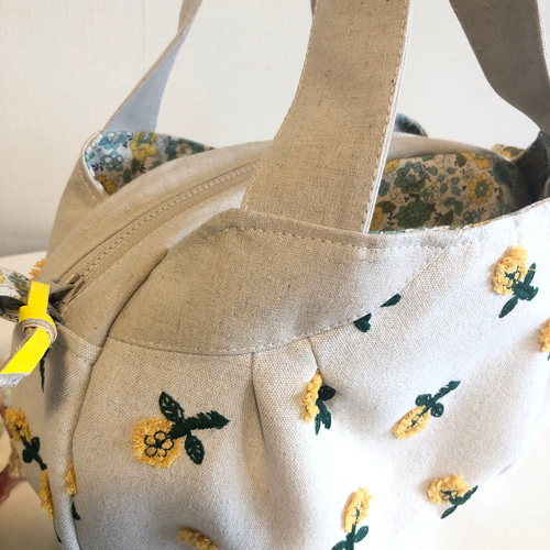 ラウンドバック 小花刺繍 あおりタイプ トートバッグ tumugi 通販  