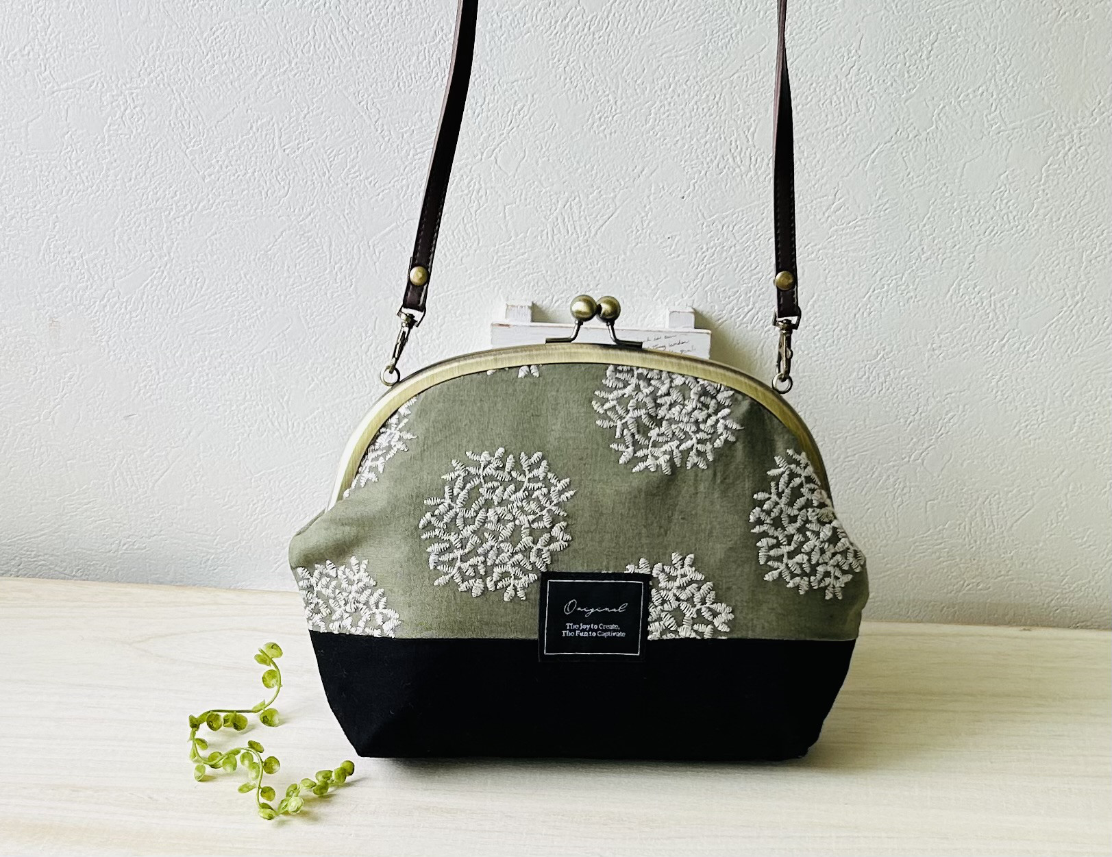 がま口ショルダーバッグ＊フラワー刺繍(グリーン)        Ω