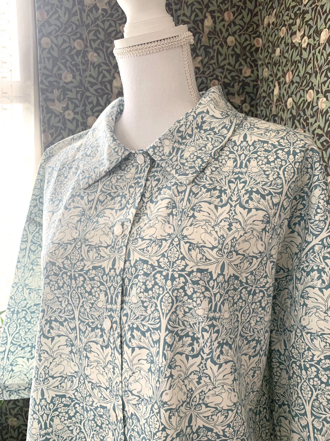 【受注制作】襟付きブラウス　ウィリアムモリス生地使用　兄弟うさぎ/ホワイトブルー