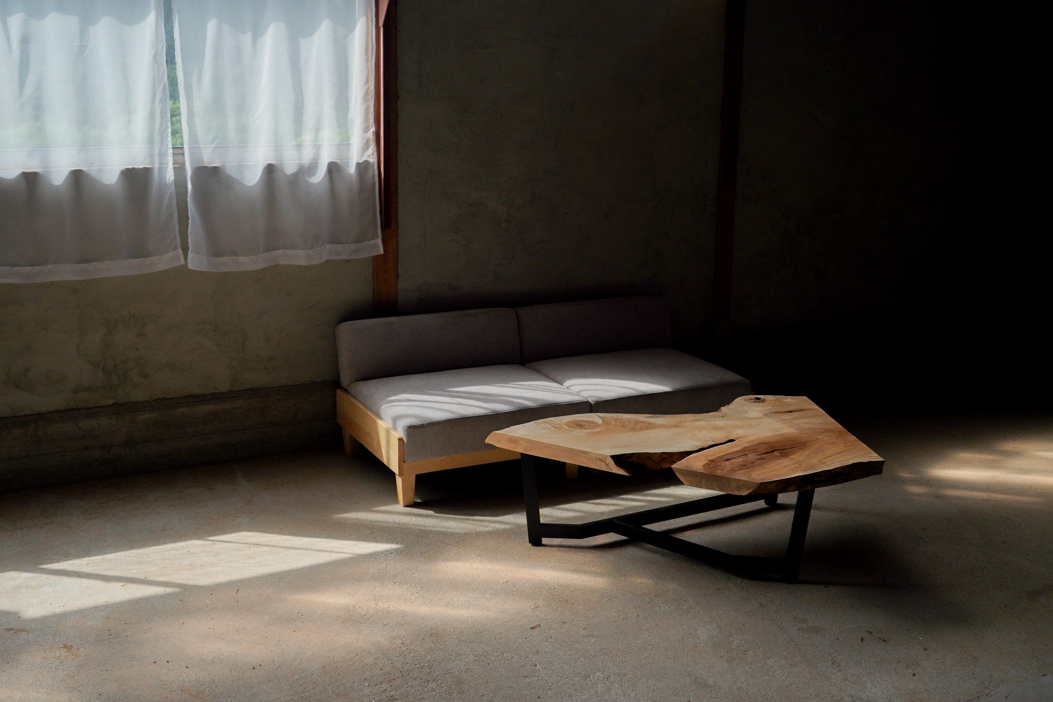 栃の大きな三角形の一枚板　リビングテーブル ローテーブル