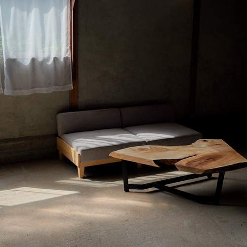 栃の大きな三角形の一枚板 リビングテーブル ローテーブル ロー