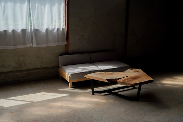 栃の大きな三角形の一枚板 リビングテーブル ローテーブル ロー