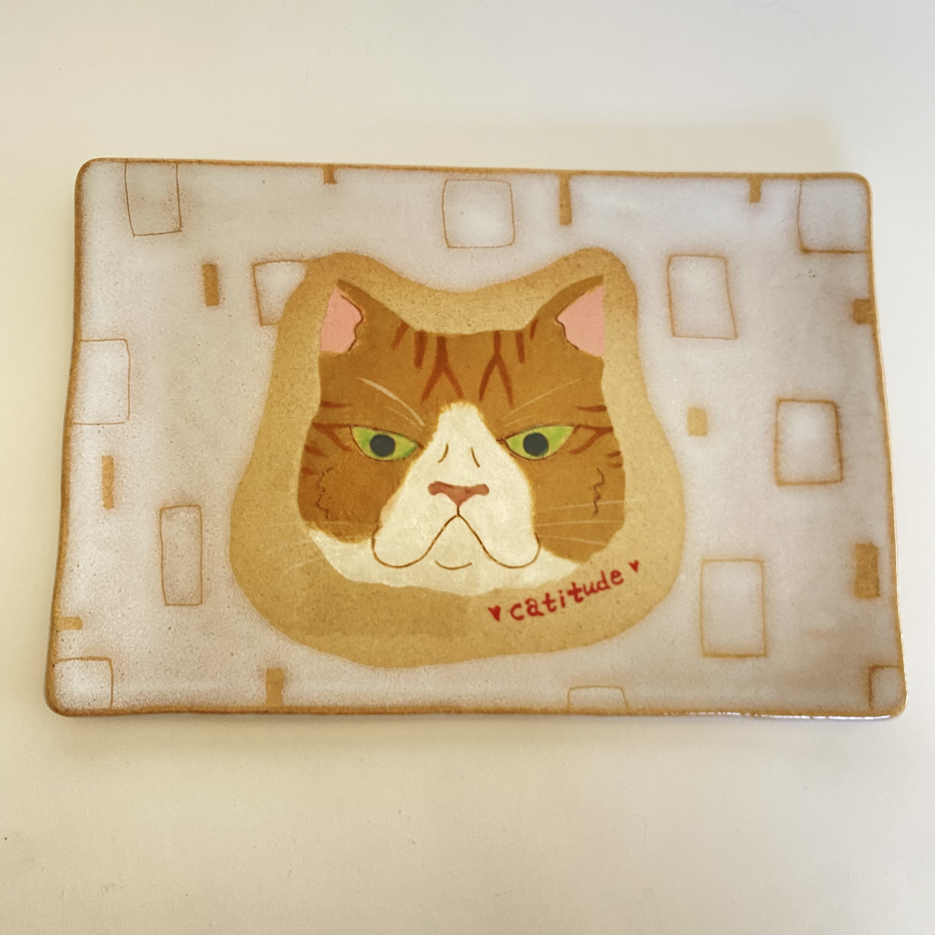 ねこの角皿「ぶちゃ茶白ねこ